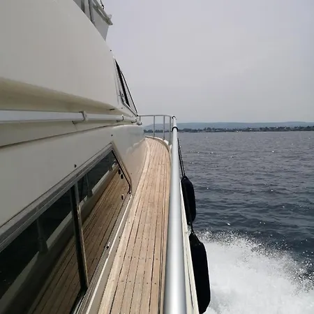 Botel Time Out Ferretti 45 *